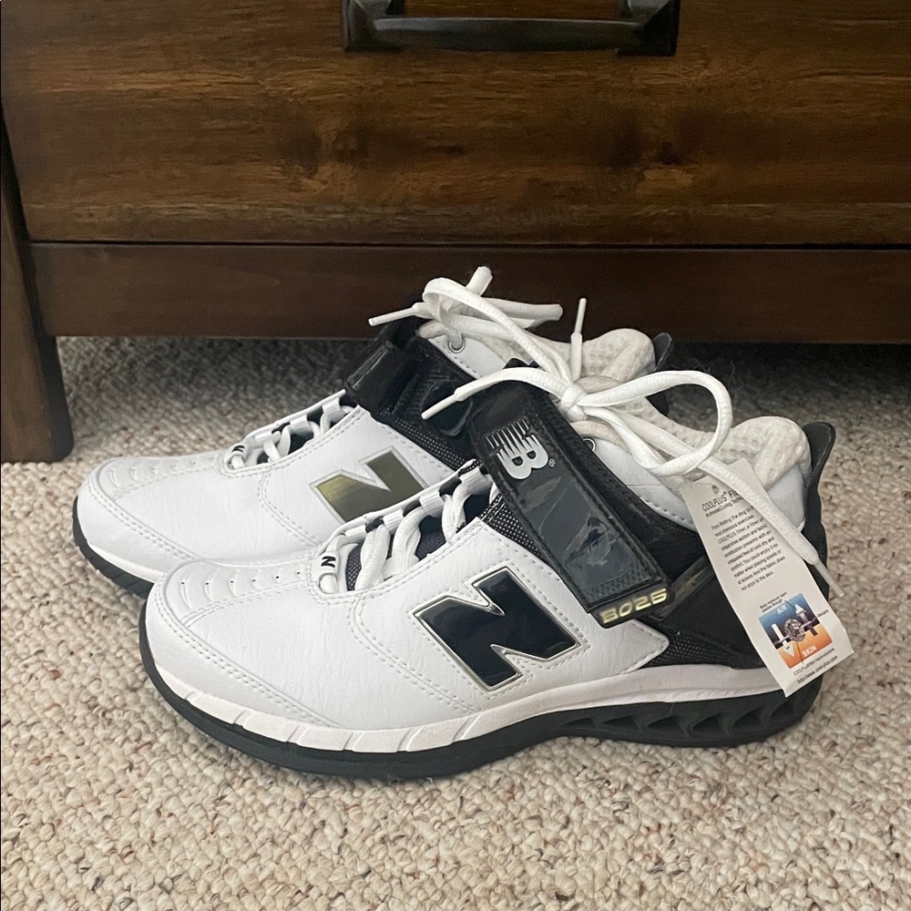 New Balance Men's White and Black Sneakers with Gold Accents 6.5 39.5